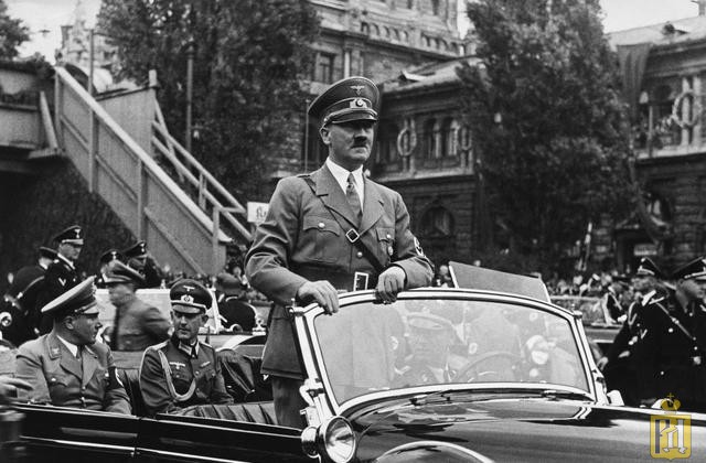 Гитлер на штабном «Мерседесе» перед ликующими толпами в Вене после аншлюса 1938 г. объединени Австрии и Германии 