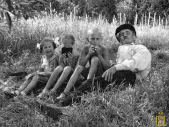 Владимир Путин на огороде с дедушкой - Cпиридоном. 1964 год, фотограф Путин М.А.