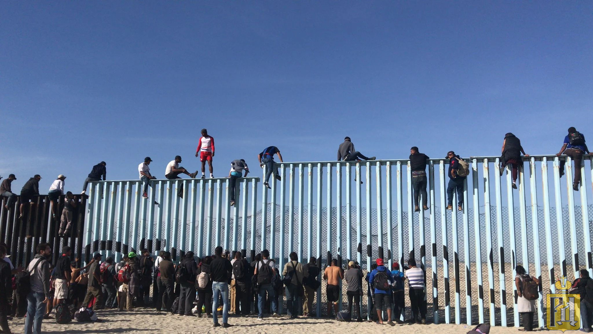 Почему мексиканцы бегут. Граница США толпа мигранты. Граница Мексики и США беженцы. Мексиканские мигранты пересекают границу с США. Миграционная тюрьма на границе Мексики и США.