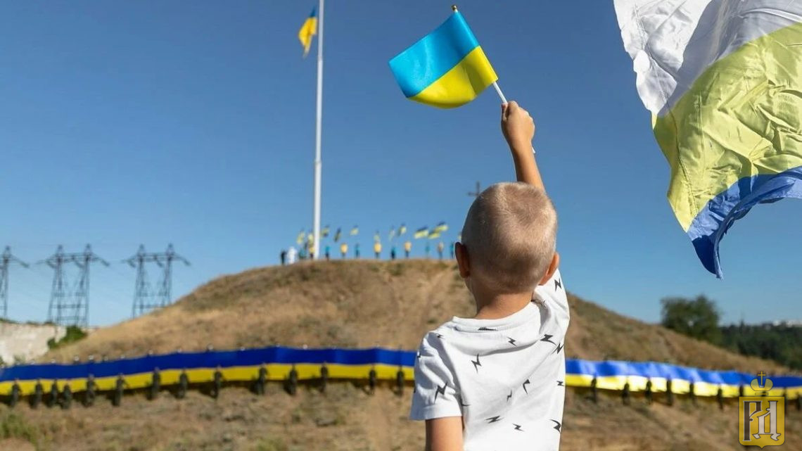 Укр щавший. Госфлаг Украины. Флаг Украины. Ребенок с флагом Украины. Фотографии флага Украины.