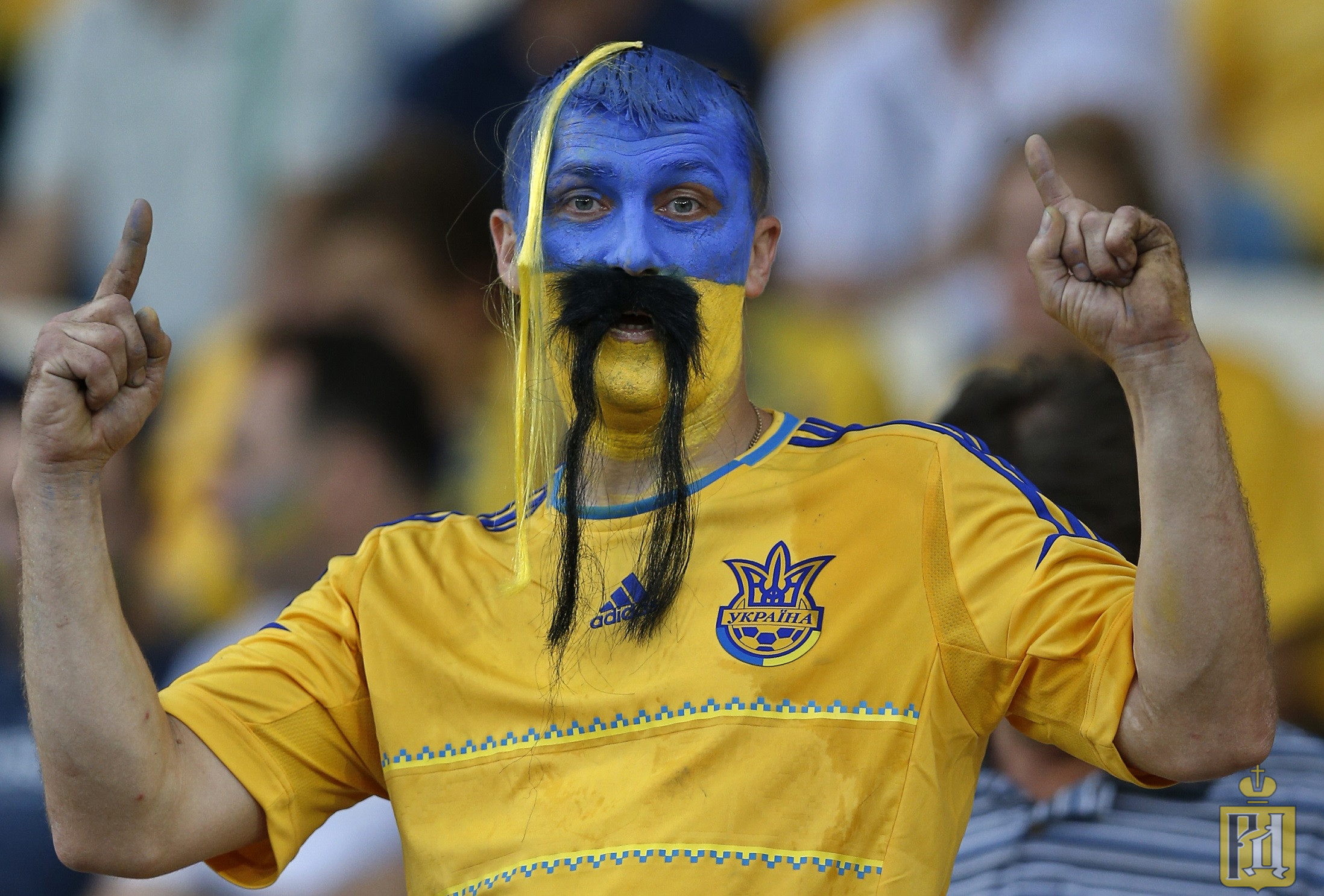 Зеленый украинец. Украинский футбол болельщики. Желто синяя прическа. Украинские футбольные фанаты. Смешные украинцы.