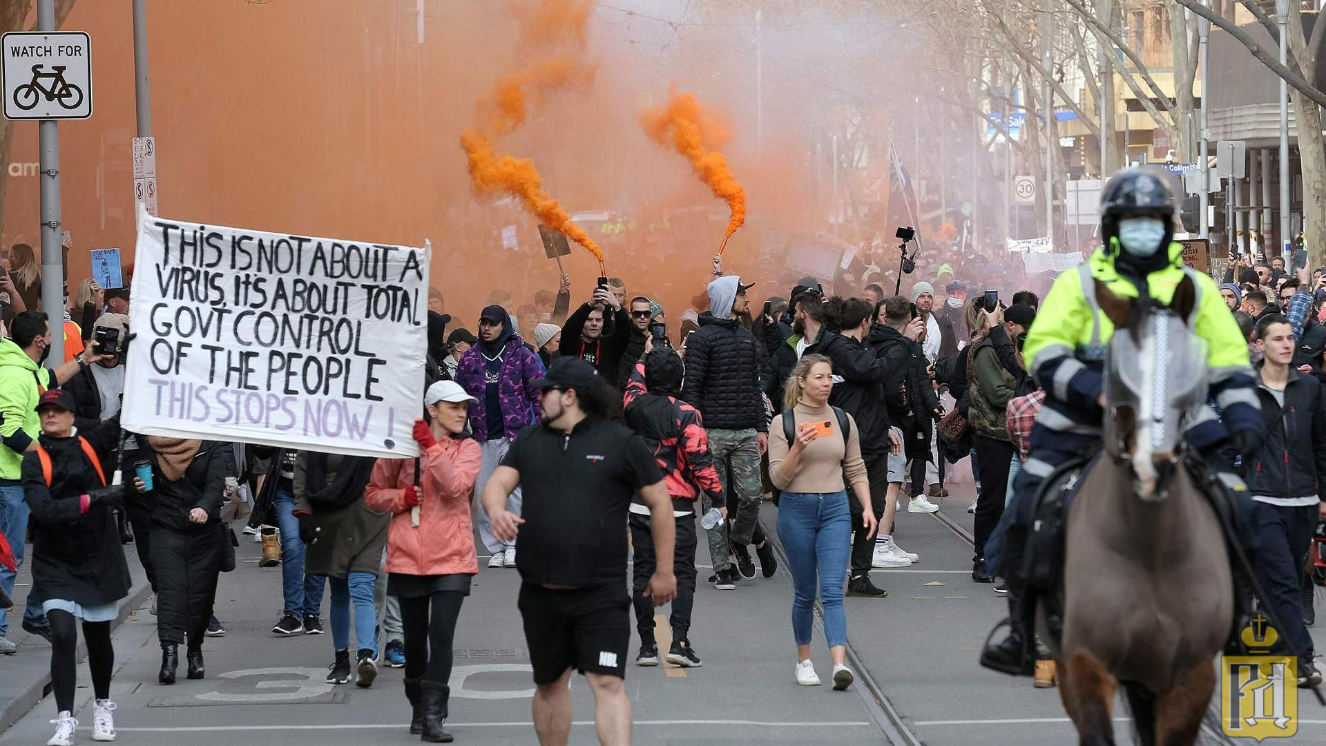 Протестующая против. Протесты в Австралии 2022. Демонстрации в Австралии. Протесты в Австралии 2021. Австралия протесты против вакцинации.