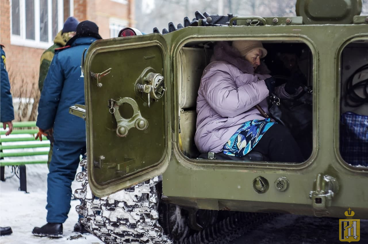 19 февраля 2015. Эвакуация населения днбасааа. 18 Февраля 2022 в ЛНР эвакуация.