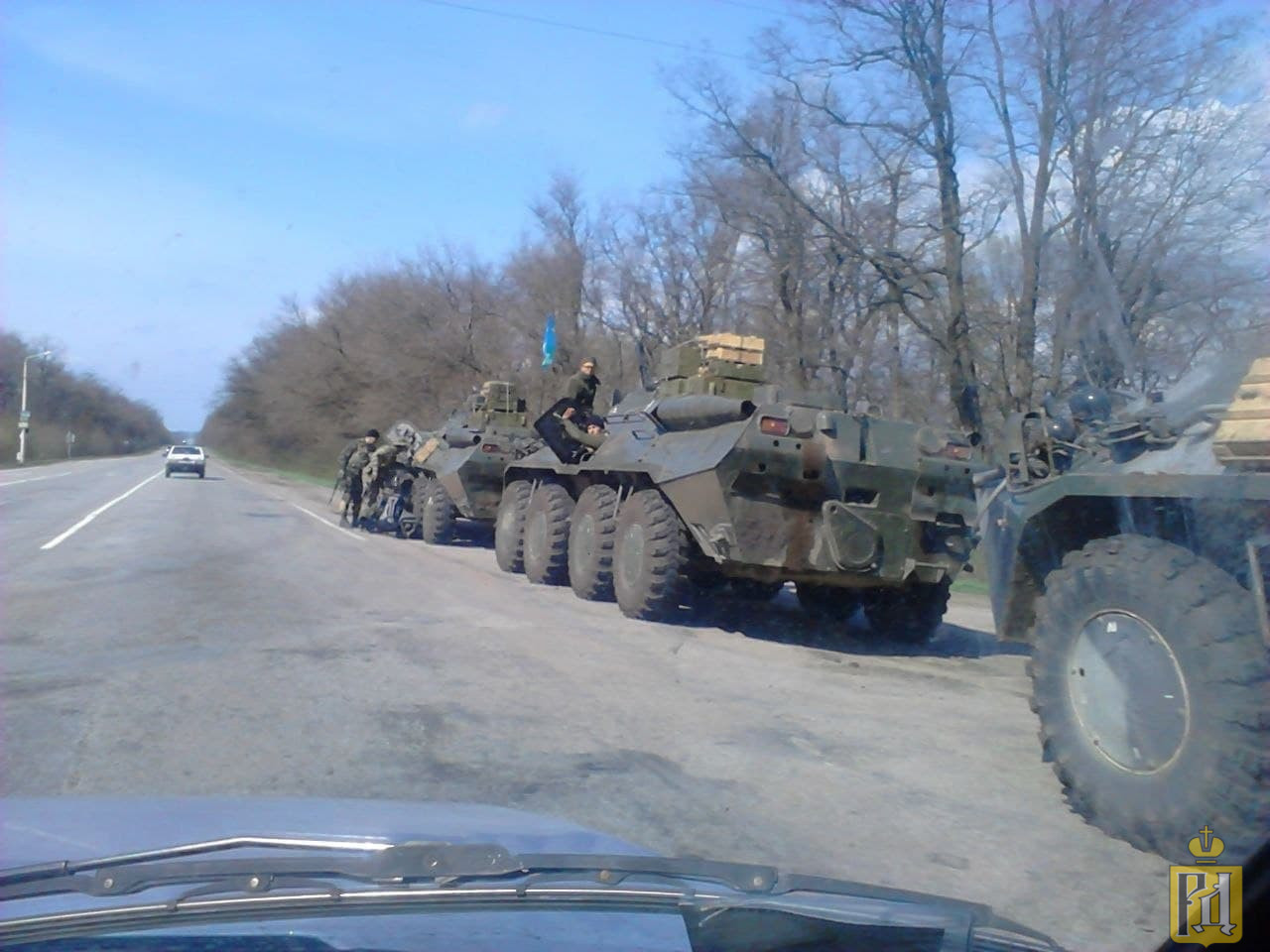 Луганск контрактники. Колонны военной техники России на Донбассе. Колонна военной техники. Колонна военной техники в Луганске. Колонны бронетехники на Украине.